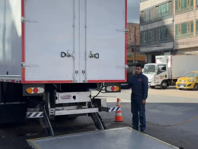 Cómo adecuar un vehículo con una plataforma hidráulica